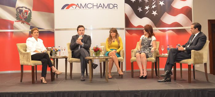 Gloria Álvarez oradora internacional del Desayuno "Populismo vs. República" de AMCHAMDR