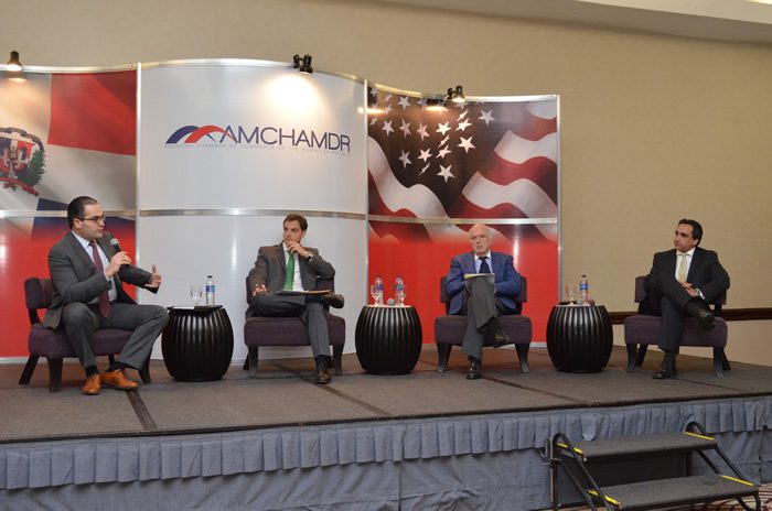 AMCHAMDR realizo panel-debate sobre salarios, productividad y crecimiento
